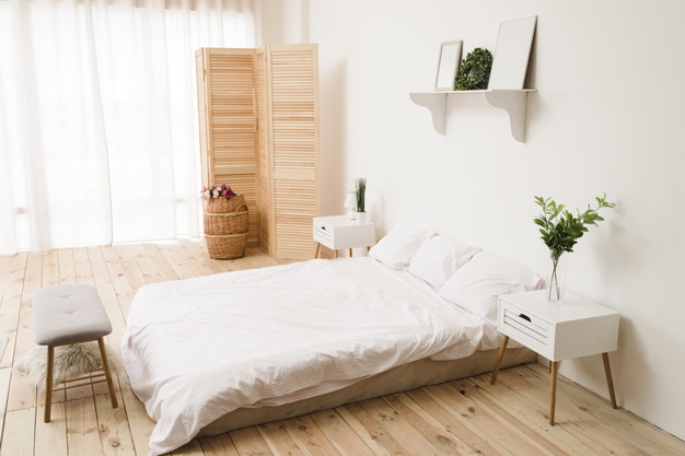 habitación minimalista con cortinas en tonos claros