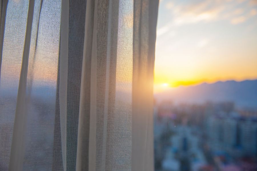 vista de puesta de sol a través de una ventana