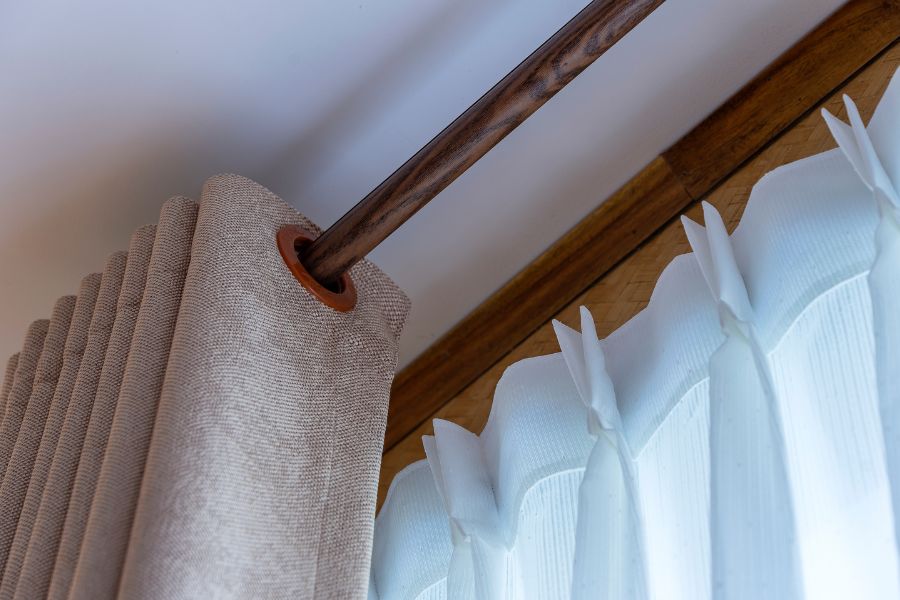 cortina con barra de madera