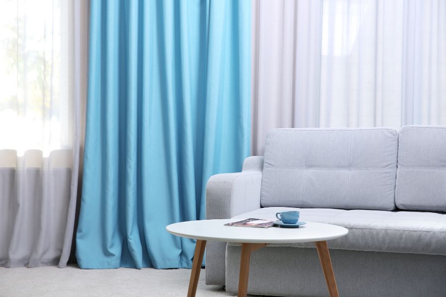 cortinas azules en el salón